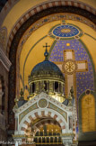 <center>La Basilique Cathédrale Sainte-Marie-Majeure</center>A l’entablement en pierre au-dessus des quatre colonnes, on distingue une frise en bronze doré formée de palmettes avec émaux. Un chaînage porte lumière, lui aussi en bronze doré, joint les entablements.