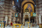 <center>La Basilique Cathédrale Sainte-Marie-Majeure</center>Le choeur. A gauche, le siège de l’évêque, en bois doré est un cadeau de l’empereur Napoléon III à Mgr Eugène de Mazenod, alors évêque de Marseille. Au centre, l’autel majeur en marbre de Carrare, décoré de mosaïques d’Henri Antoine Révoil, est abrité sous un ciborium au dôme de bronze soutenu par quatre colonnes d’onyx de Tunisie, don du marbrier et sculpteur Jules Cantini. Derrière, le presbyterium est meublé des stalles.