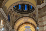 <center>La Basilique Cathédrale Sainte-Marie-Majeure</center>La coupole du ciborium et le plafond du presbytérium..
