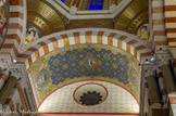 <center>Transept droit.</center>Le blason de Léon XIII, pape de 1878 à 1903, au sommet ; à gauche, le blason de Mgr Louis Robert, évêque de Marseille de 1878 à 1900 ; à droite, le blason de Marseille. Dans les trompes, les représentations de saint Jean, à gauche, et à droite, saint Marc
