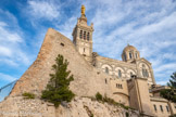 <center>Notre-Dame de la Garde</center>En 1516, François Ier constata que Marseille était très mal défendue, et en 1524 décida de faire construire deux forts à Marseille : l’un dans l’île d’If et l’autre sur le haut de la colline de la Garde où se trouvait la chapelle. Ce fort a la forme d'un triangle. De ce fort d'importance assez modeste, subsiste l'éperon royal bien visible à l'ouest de la basilique. François Ier décida qu’en temps de paix les fidèles pourraient accéder à la chapelle en empruntant le pont-levis que, dans la journée, les soldats maintiendraient en position basse.