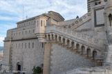 <center>Notre-Dame de la Garde</center>Partie gauche de l'escalier d'accès à l'église avec une échauguette 