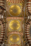 <center>Les coupoles du plafond.</center>Les trois coupoles qui dominent la nef présentent de grandes surfaces de mosaïques dorées, agrémentées d’oiseaux et de fleurs. Dans chaque coupole, un bandeau circulaire blanc où on peut lire deux textes en  latins et deux en grecs. Il s'agit de phrases d'évêques des premiers siècles de l'Eglise. C'est le vicaire général du diocèse, Monseigneur Ollivier, qui les a choisies.