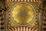 <center>Coupole centrale</center>Les fleurs sont bleues, l'autre couleur de la Vierge. Coupole évoquant l'ère de Moïse. Dans les pendentifs : les tables de la loi données par Dieu à Moïse, le bâton d’Aaron qui avait miraculeusement fleuri, le chandelier à sept branches, l’encensoir du temple.
