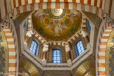 <center>Mosaïques de la grande coupole.</center>La coupole est éclairée par 8 baies vitrées, séparées par des colonnes. C'est à Charles Lameire (1822-1910) qu'est confié le projet du carton de la coupole du choeur.