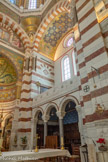 <center>Transept droit du choeur. </center>Les parties basses des deux transepts du chœur nous font admirer de très belles mosaïques bleu-nuit inspirées de celles que l’on voit à Ravenne dans le mausolée de l’Impératrice romaine Galla Placidia (390-450).