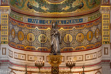 <center>L’abside</center>La mosaïque du cul-de-four de l’abside. En bas, les médailles de la légion d'honneu. Derrière la Vierge, neuf médaillons illustrent neuf invocations des litanies de la Sainte Vierge : arche d’alliance, miroir de justice, siège de la sagesse, tour de David, rose mystique (cachée par la Vierge), tour d’ivoire, maison d’or, vase spirituel, porte du ciel.