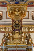 <center>Le maître-autel.</center>La colonne de marbre rouge supportant un chapiteau d'orfèvrerie sur lequel est posée la statue de la Vierge.