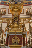 <center>Le maître-autel.</center>La colonne de marbre rouge supportant un chapiteau d'orfèvrerie sur lequel est posée la statue de la Vierge. Photo 2025.