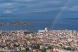 <center>Vue de Notre-Dame de la Garde.</center>Le quartier d'Endoume, l'île de Ratonneau avec l'hôpital Caroline.