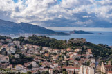 <center>Vue de Notre-Dame de la Garde.</center>Vue des terrasses supérieures. Le Roucas Blanc. Le massif des calanques : le sommet  de Béouveyre et l'île Maïre et son Tiboulen.