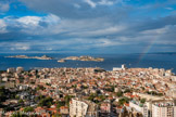 <center>Vue de Notre-Dame de la Garde.</center>Quartier d'Endoume, le château d'If, les îles du Frioul, avec, à gauche, Pomègues, à droite, Ratonneau, reliées par la digue Berry construite en 1822 sous Louis XVIII. La digue Est, à l'entrée du port et destinée à le protéger de la houle venant de l’Est, date de 1840. Elle a été consolidée par les allemands et a subi des dégats lors de la dernière guerre. Elle est sur le point d'être rénovée en 2025.