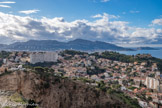 <center>Vue de Notre-Dame de la Garde.</center>Vue des terrasses supérieures. Le Roucas Blanc. Le massif des calanques : le plateau de l'Homme Mort, le sommet de Marseilleveyre, celui de Béouveyre et l'île Maïre.