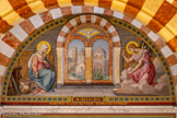 <center>L'Annonciation</center>A droite l'ange Gabriel, envoyé par Dieu, dit à Marie « Voici que tu concevras dans ton sein et enfanteras un fils et tu le nommeras Jésus ». À gauche la Vierge Marie donne son acquiescement. A ses pieds, une qenouille et des outils de menuisire. Au fond, Nazareth, la ville où a eu lieu l'Annonciation. Au-dessus, la colombe de l’Esprit Saint.