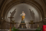 <center>La crypte</center>Vierge au bouquet offerte au sanctuaire par Joseph-Elie Escaramagne.