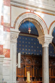 <center>Transept gauche du choeur</center>Des lampes de sanctuaire et des coeurs de dévotion sont utilisés en ex-voto.
