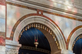 <center>Transept gauche du choeur</center>Des lampes de sanctuaire et des coeurs de dévotion sont utilisés en ex-voto.