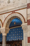 <center>Transept droit du choeur. </center>Des lampes de sanctuaire et des coeurs de dévotion sont utilisés en ex-voto.