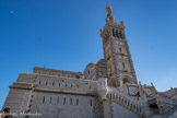 <center>Notre-Dame de la Garde</center>Œuvre de l'architecte Henry Espérandieu, cet édifice est un chef-d’œuvre de polychromie d'influence byzantine : calcaire de Calissane dont la blancheur tranche avec le vert du grès de Gonfolina, une pierre de Florence.