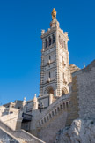 <center>Notre-Dame de la Garde</center>L'escalier d'accés et le pont-levis. François Ier décida qu’en temps de paix les fidèles pourraient accéder à la chapelle en empruntant le pont-levis qui restera ouvert dans la journée. 
A partir de la fin du XVIe siècle, on vit beaucoup de marins monter à Notre-Dame de la Garde. Jusqu’alors, ils allaient prier devant la statue de Notre-Dame de la Mer dans l’église Saint-Etienne située là où se trouve actuellement l’église Notre-Dame du Mont. Mais, en 1588, cette église fut démolie et les marins prirent alors l’habitude de venir à Notre-Dame de la Garde pour y prier et y déposer de nombreux ex-voto.