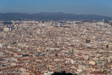 <center>Notre-Dame de la Garde</center>Au fond, la chaîne de l'Etoile avec le Pilon du Roi. A gauche, l'église des Réformés, à droite la Préfecture avec son dôme.