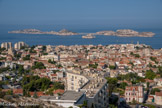 <center>Vue de Notre-Dame de la Garde.</center>Quartier d'Endoume, le château d'If, les îles du Frioul, avec, à gauche, Pomègues, à droite, Ratonneau, reliées par la digue Berry construite en 1822 sous Louis XVIII. La digue Est, à l'entrée du port et destinée à le protéger de la houle venant de l’Est, date de 1840. Elle a été consolidée par les allemands et a subi des dégats lors de la dernière guerre. Elle est sur le point d'être rénovée en 2025.