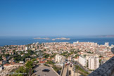 <center>Vue de Notre-Dame de la Garde.</center>Vue des terrasses supérieures. Quartier d'Endoume, les îles du Frioul. A droite, l'immeuble saint Georges, au Catalan.