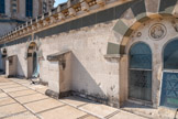 <center>Notre-Dame de la Garde</center>Une des terrasses supérieures. Traces des impacts d'éclats d'obus lors de la libération de Marseille, le 25 aout 1944.