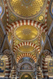 <center>Les coupoles du plafond.</center>L'annonciation du choeur, les trois coupoles de la nef.