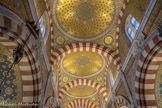 <center>Les coupoles du plafond.</center>Les trois coupoles qui dominent la nef. Au-dessus de la corniche, des baies géminées.