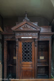 <center>L'église de La Trinité. </center> Confessionnal néo-baroque. Style éclectique néo-classique seconde moitié du XIXème siècle. L'industrialisation de la menuiserie dans la seconde moitié du XIXème siècle, permet de faire un mobilier de style à bas prix et à rendement intéressant. Les meubles se parent donc d'une grande quantité d'ornements et sont souvent esthétiquement lourds (ici frise de rinceaux, fronton orné d’angelots dans la nuée, grille et crucifix en bois tourné, pilastres surmontés de chapiteaux et larges corniches débordantes).