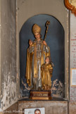 <center>L'église de La Trinité. </center> Statue de saint Clair. Statuepetite-nature, en carton- pierre doré peint polychrome (Ateliers Raymond Galant - Statuaire Marseille - dernier quart du 19e siècle). La dévotion à Saint Clair est bien ancrée dans la tradition Provençale. A Marseille il est le patron de la Corporation des Maîtres-Tailleurs en confection qui fut érigée en 1665. Les « ouvrières de l’aiguille » (tailleuses, couturières, petites mains, modistes, corsetières, fleuristes, repasseuses) avaient soin de garder en bon état leurs yeux dont elles se servaient pour leur travail quotidien. A Marseille quand l’une d'entre elles cherchait une aiguille, ou un dé à coudre, elle récitait cette expression : »San Clar mi duerbe la viste», c'est-à-dire « Saint Clair ouvre moi la vue !».