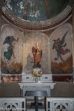 <center>L'église de La Trinité. </center> Chapelle des âmes du purgatoire. Au centre un autel en marbre est surmonté d'une statue en carton-pierre représentant l'archange saint Michel. Sur le mur du fond se trouvent deux toiles marouflées en provenance des ateliers Théo Mayan représentant à gauche saint Gabriel portant un calice et à droite saint Raphaël enveloppant un enfant, qui symbolise une âme, de son bras.