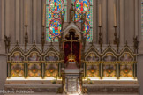 <center>Eglise des Réformés ou de saint-Vincent-de-Paul.</center>Le chœur. Les boiseries du tabernacle, offertes par le consul de France à Jérusalem, proviennent  d'oliviers  de Gethsémani, lieu de l’agonie du Christ à Jérusalem. De part et d'autre du tabernacle, des émaux représentent des scènes de l'Ancien Testament.  Au-dessus, dans les frontons, des scènes de la vie du Christ.