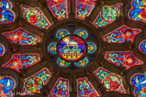 <center>Eglise des Réformés ou de saint-Vincent-de-Paul. </center>Rosace de la façade. La rose de l'espérance ou rose de l'apocalypse. Au centre, l'agneau aux sept sceaux, entouré de huit apôtres en séraphins en rouge et les allégories des quatre évangélistes.