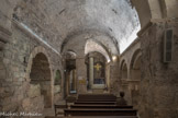 <center>La Chapelle de Notre-Dame-de-Confession.</center>Nous sommes ici devant l’avant-corps de la basilique antique dont, seule la façade a disparu lors de la construction des cryptes. Il comprend une nef principale voûtée en berceau et deux collatéraux étroits, qui comptent trois travées couvertes de voûtes d’arêtes séparées par des arcs doubleaux. Les trois arcades de gauche, qui séparent la nef principale des collatéraux, ont été conservées ; en revanche, celles qui leur font face (à droite) ont été éventrées quand la chapelle N.- D. de Confession fut aménagée au XIIIe siècle à l’emplacement de l’avant corps. Il convenait en effet que cette chapelle soit un édifice orienté, donc perpendiculaire à l’axe nord-sud de la basilique antique.