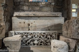 <center>Sarcophage antique décoré au XIIe ou au XIIIe siècle.</center>Le couvercle porte l'inscription funéraire d'un personnage inconnu par ailleurs, Petrus Andréas, mort un 4 décembre (le 2 des nones de décembre).
La cuve est décorée d'une croix centrale pattée flanquée de deux écussons identiques suspendus par un lien. Chaque écusson présente un cor horizontal suspendu par une cordelette qui se termine par un gland à chacune de ses extrémités. Ces armes s'apparentent à celles de la Maison d'Orange. Au sol, copie du XIXe d'une 