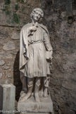 <center>Saint Elzéard de Sabran.</center>Fin du XVIIe siècle ? Saint Elzéar de Sabran (1285-1323), d’une grande famille de la noblesse provençale, étudia à Saint-Victor dont était abbé un de ses parents, Guillaume de Sabran. Régent du royaume de Naples, diplomate, il avait épousé Delphine de Signes mais tous deux décidèrent de vivre dans la chasteté en se consacrant, dans la mouvance franciscaine, à la prière et aux œuvres charitables.
Leur canonisation posa problème (leur héroïsme ne pouvait guère servir de modèle conjugal). Urbain V qui était le filleul et peut-être le parent d’Elzéar le proclama saint en 1369. La statue, d’auteur inconnu et non documentée, pourrait dater du réaménagement de l’autel de la chapelle Saint-Mauront.