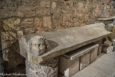 <center>Couvercle du sarcophage de la « noble Eugenia »</center>« La noble Eugenia, issue d’un sang illustre, qui est vivante par ses mérites, gît ici dans ce tombeau.
En mourant, elle a dépouillé sa vie du poids de son corps, afin de mieux pouvoir gagner les demeures célestes.
Elle resta sage par la pondération de ses mœurs ;
avisée, elle choisit toujours une occupation digne de louanges.
Empressée, joyeuse, elle courut rassasier les affamés, tant elle avait faim de tes festins, ô Paradis !
Les captifs, au prix de sa fortune, elle les délivra de leurs chaînes iniques et ceux qui avaient été chassés de leur terre, elle les rendit à leur famille.
Elle dont l ’esprit fut tourné vers le bien tout au long de sa vie, les actions exemplaires furent son unique souci.
Comme elle est morte sans lignée, recommandable par ses douze lustres,
Avia l’a ici ensevelie avec des larmes pieuses ».