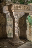 <center>La chapelle Saint Lazare.</center>Le visage de la sainte et son vase à parfum sont figurés sur les colonnettes des deux tablettes - les crédences - disposées de part et d'autre de l’autel.