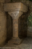 <center>La chapelle Saint Lazare.</center>Le visage de la sainte et son vase à parfum sont figurés sur les colonnettes des deux tablettes - les crédences - disposées de part et d'autre de l’autel.