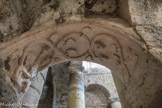 <center>La Chapelle de Notre-Dame-de-Confession.</center>Décor en stuc du Ve siècle de l'intrados d'un arc doubleau du collatéral de la chapelle Notre-Dame-de-Confession.