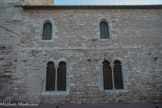 <center>L'abbaye Saint-Victor.</center>Salle du XIVe, qui est actuellement la chapelle du Saint-Sacrement. Les fenêtres sont faites de deux baies séparées par une colonnette.