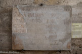 <center>La Chapelle de Notre-Dame-de-Confession.</center>Au Ve siècle, le pèlerin parvenait à la basilique dédiée au martyr de Marseille, Victor, en cheminant à l’air libre dans un front de taille d’une ancienne carrière qui était assez étroit. À la base du mur de droite sur laquelle est présentée l’épitaphe de l’abbesse Tillisiola, une chandelle rocheuse conservée en garde trace. L'inscription authentique était conservée au XVIIe siècle dans la chapelle de Notre-Dame-de-Confession. Recopiée par N. Peiresc, elle est maintenant perdue à l'exception de l'angle supérieur gauche intégré à la reconstitution d'époque moderne.
« Dans ce tombeau a été placée l'abbesse Tilisiola, qui soutint la gloire de son nom par sa vie et par ses actes. [Membre] de la famille du Christ et fidèle suivante de Marie, vierge, elle a gouverné quarante ans des vivierges consacrées. Elle a vécu soixante-dix ans. Sa déposition a eu lieu le septième jour avant les ides d'avril (un 7 avril), l'année huitième de l'indiction » (traduction J. Guyon).