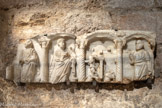 <center>Sarcophage dit de l’Anastasis.</center>C’est-à-dire de la Résurrection (fin IVe - début Ve siècle)
De ce devant de Sarcophage en marbre de Carrare, quatre niches seulement sont conservées. La troisième à partir de la gauche correspond au compartiment central originel, sur lequel était représentée une croix triomphante supportant une couronne de lauriers nouée par des bandelettes, qui est très mutilée. La présence auprès de sa hampe de deux soldats qui lèvent les yeux vers elle évoque les militaires qui, selon les Évangiles, gardaient le tombeau du Christ. La scène symbolise ainsi.sa résurrection.
Les arcades latérales (originellement au nombre de trois, sans doute, de chaque côté, abritent des représentions des Apôtres qui ne sont pas identifiables, à l’exception de celles de Pierre et Paul qui figurent à gauche et à droite de la niche centrale.