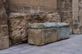 <center>L'abbaye Saint-Victor.</center>Sarcophage du sanctuaire paléochrétien occupé par un cimetière entre Antiquité tardive et Moyen Âge.