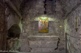 <center>La chapelle Saint-André. </center>L'actuelle chapelle Saint-André se situe approximativement à l'entrée du site d'exploitation de la carrière dominant la rive sud du Lacydon occupée par un cimetière antique. Au Ve siècle, cette partie du site a commencé d'accueillir des sépultures. Après une première organisation de l'espace sous forme d'un enclos funéraire (area), une nouvelle réalisation architecturale prend place, qui correspond, par sa logique, à l'installation du sanctuaire paléochrétien, au sud.
Appuyé sur chacun des rebords de l'échancrure de la carrière, un mur est construit. Dans sa partie médiane est créé un passage en forme de couloir, avec une porte monumentale, afin d'aménager un cheminement obligé vers le sanctuaire proprement dit. Deux portes latérales renvoient le visiteur vers cet accès principal.
Aux environs de l'an mil, ce passage fut voûté et protégé par une toiture. Au XIIe siècle, son importance symbolique ne fut pas ignorée : la construction de la Tour d'Isarn enveloppa l'entrée originelle tout en constituant pour elle une sorte d'écrin. Au XIIIe siècle, le passage devint une chapelle lorsque la construction d'un mur au nord ferma l'accès primitif. Paradoxalement, la chapelle Saint-André occupe maintenant une position marginale à l'une des extrémités des cryptes.
On ignore tout de la fonction de l'espace situé entre l'entrée originelle du site, l'actuelle chapelle Saint-André, et les bâtiments, basilique et sanctuaire, qui se trouvaient tout au sud. On peut imaginer une simple cour. Ces travées des cryptes ont été voûtées au XIIIe siècle pour supporter le sol de l'église supérieure.