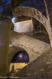 <center>Le sanctuaire paléochrétien</center>Escalier de la deuxième entrée des cryptes, située dans le collatéral sud de l'église.