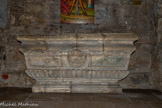 <center>La chapelle Saint-André. </center>Autel à cannelures orné de la Croix de Saint- André. Il est surmonté d'une icône grecque représedntant Saint-André sur la Croix (don de l'église de Patras, 1980). À l'entrée de la chapelle, une niche abritait une croix en forme d'X qui aurait servi au martyr de l'apôtre saint André. Elle aurait été apportée d'Achaïe (Péloponnèse) au cours du Moyen Âge. La croix a été détruite pendant la révolution.
