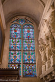 <center>Église Saint-Germain-l'Auxerrois.</center> Vitrail à deux compartiments orné d’arabesques.